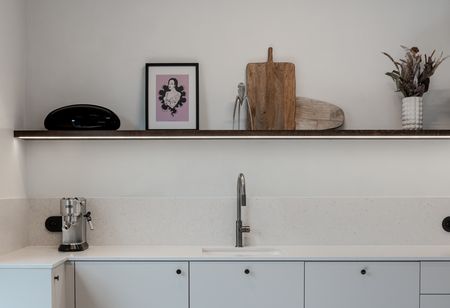 Wnętrze kuchni w stylu art deco, boho i eklektycznym z białymi meblami.