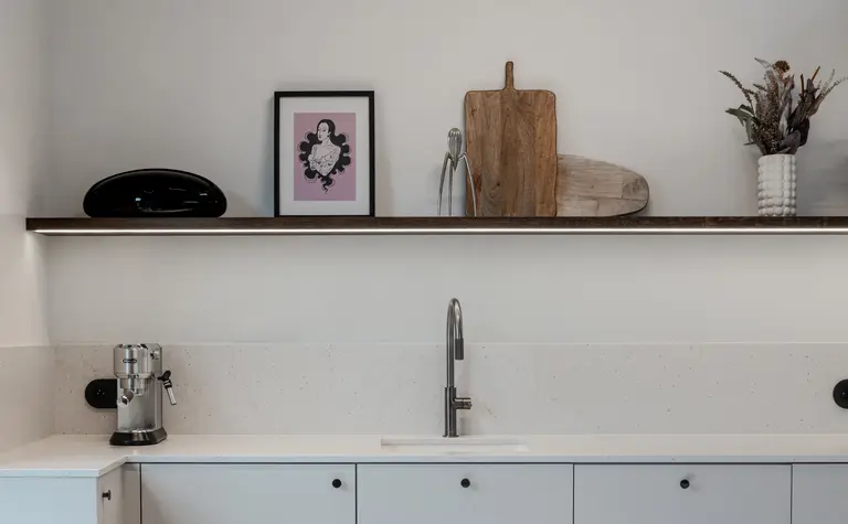 Wnętrze kuchni w stylu art deco, boho i eklektycznym z białymi meblami.