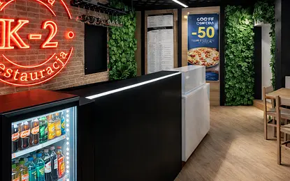 Wnętrze pizzerii z czarnymi meblami, drewnianą podłogą i roślinnością, styl industrialny, nowoczesny, współczesny