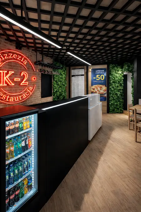 Wnętrze pizzerii z czarnymi meblami, drewnianą podłogą i roślinnością, styl industrialny, nowoczesny, współczesny