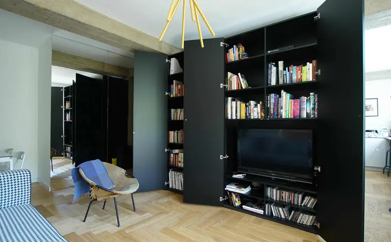 Wnętrze z eklektycznymi i minimalistycznymi meblami, nowoczesny design z drewnianą podłogą.