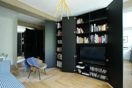 Wnętrze z eklektycznymi i minimalistycznymi meblami, nowoczesny design z drewnianą podłogą.