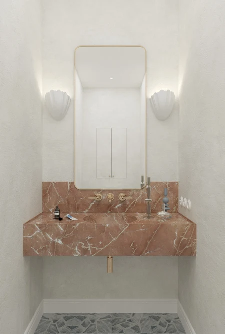Wnętrze łazienki z marmurową umywalką, lustrem i elementami art deco, minimaluxe, quiet luxury.