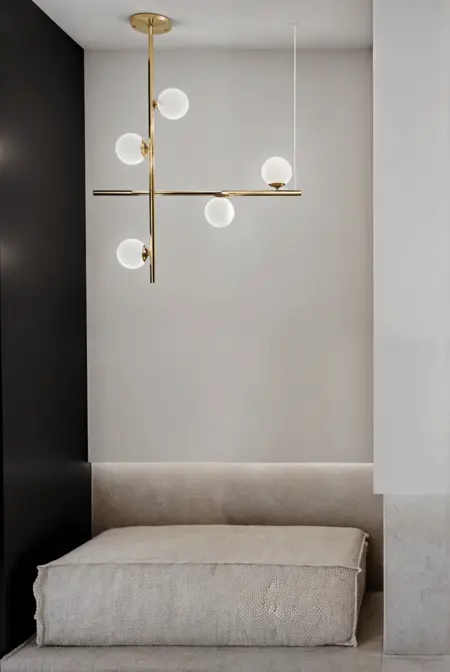 Minimalistyczny kącik wypoczynkowy z lampą w stylu skandynawskim.