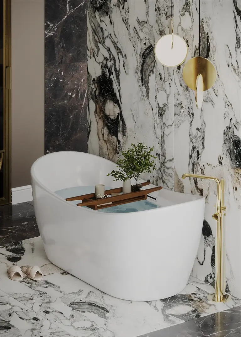Nowoczesna łazienka z białą wanną, marmurowymi ścianami i złotymi detalami, styl quiet luxury.