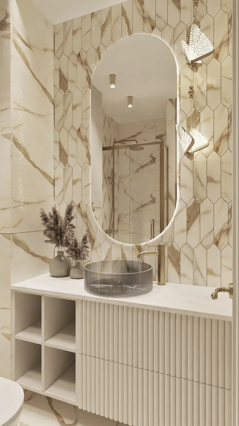 Nowoczesna łazienka z beżowymi płytkami, elegancką umywalką i złotymi detalami.