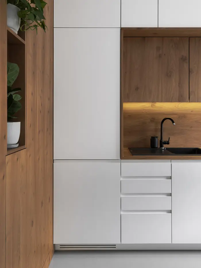 Nowoczesna kuchnia z białymi szafkami i drewnianym wykończeniem, minimalistyczny design.