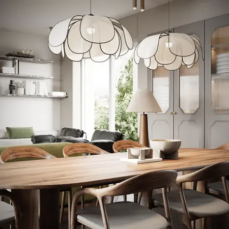 Elegancka jadalnia z dużym drewnianym stołem i krzesłami, ozdobiona designerskimi lampami w kształcie kwiatów. Jasna aranżacja z naturalnymi materiałami i zielonymi akcentami.