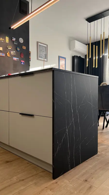 Kuchnia w nowoczesnym stylu z czarnym blatem i minimalizmem.