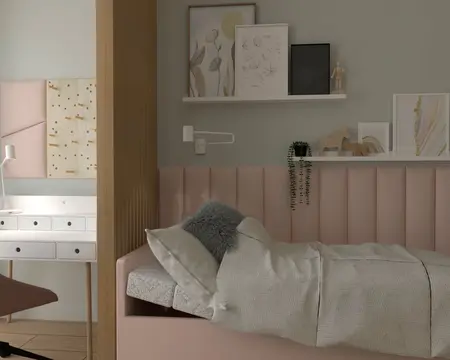 Przytulny pokój dziecięcy w pastelowych barwach z różowym, tapicerowanym łóżkiem i dekoracyjnymi półkami na ścianie. Kącik do nauki z biurkiem w tle.
