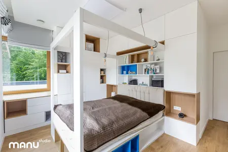 Sypialnia w stylu industrialnym i minimalistycznym z białymi meblami oraz drewnianymi detalami.