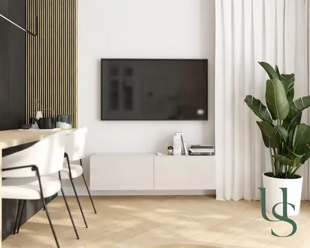 Minimalistyczny i nowoczesny salon z białą sofą, drewnianym stołem i dużą rośliną.
