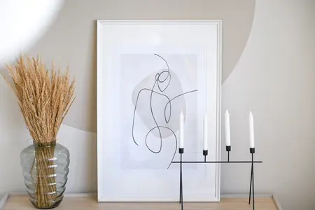 Minimalistyczne wnętrze z obrazem, suszonymi kwiatami, styl japandi.