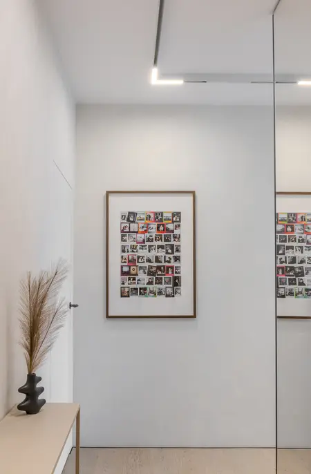 Przedpokój w stylu art deco i boho z lustrami i zdjęciami.