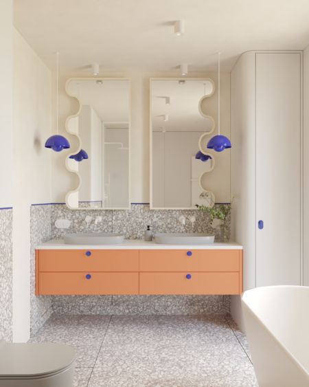 Wnętrze łazienki z pomarańczowymi meblami i niebieskimi lampami, styl art deco i minimalistyczny.