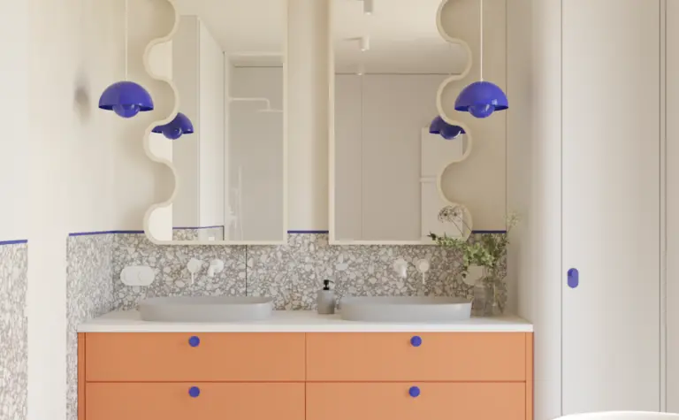 Wnętrze łazienki z pomarańczowymi meblami i niebieskimi lampami, styl art deco i minimalistyczny.