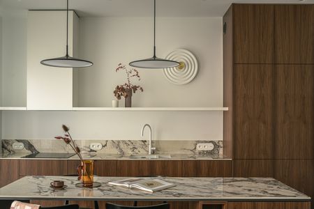 Kuchnia w stylu eklektycznym z minimalistycznymi akcentami, nowoczesny design.