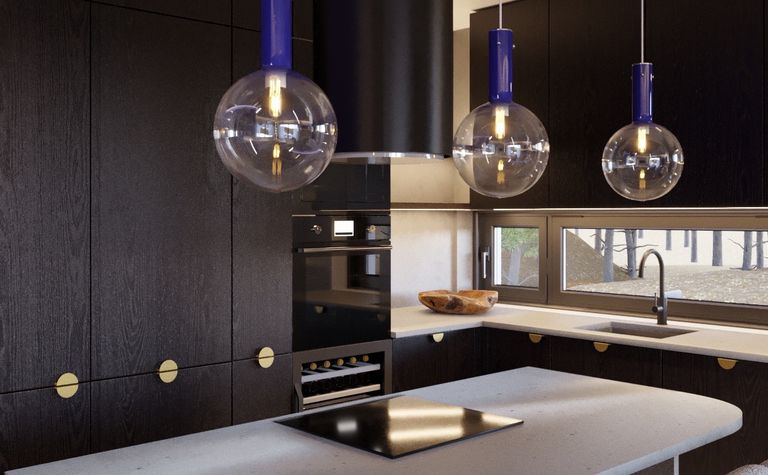 Kuchnia w stylu industrialnym i minimalistycznym z czarnymi meblami i nowoczesnymi lampami.