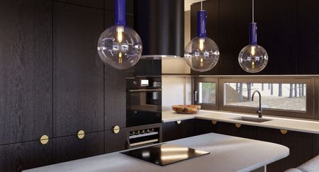Kuchnia w stylu industrialnym i minimalistycznym z czarnymi meblami i nowoczesnymi lampami.