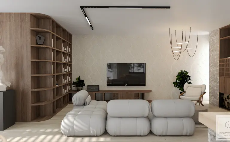 Stylowy salon z dużą, wygodną sofą, drewnianymi półkami na książki, dekoracyjnym oświetleniem sufitowym, telewizorem na ścianie oraz roślinami