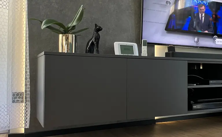 Wnętrze salonu z nowoczesnym wystrojem, miękkim minimalizmem i współczesnymi akcentami.
