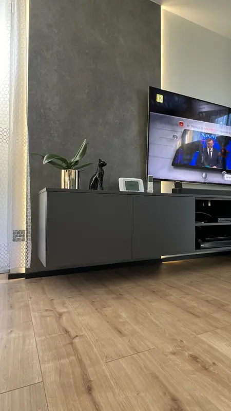Wnętrze salonu z nowoczesnym wystrojem, miękkim minimalizmem i współczesnymi akcentami.