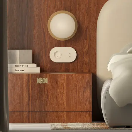 Wnętrze sypialni z drewnianą komodą, lampą i minimalistycznym stylem. Dopamine decor, eklektyczny.
