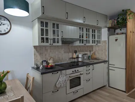 Kuchnia w stylu prowansalskim i skandynawskim z drewnianymi elementami i białymi meblami