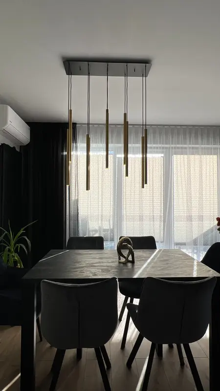 Wnętrze jadalni w stylu nowoczesnym z soft minimalizmem i współczesnymi akcentami.