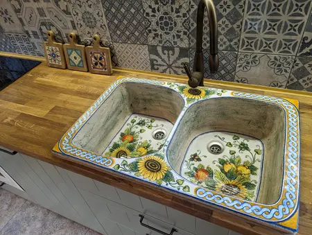 Zlew w stylu boho z ceramicznymi wzorami, drewniana kuchnia w stylu eklektycznym i rustykalnym.