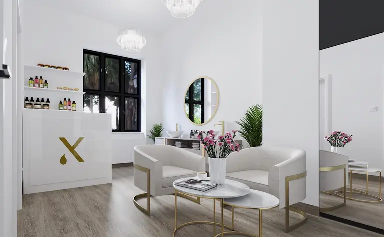 Wnętrze salonu z białą sofą, złotymi detalami i roślinami, nowoczesny styl glamour.
