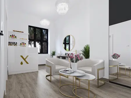 Wnętrze salonu z białą sofą, złotymi detalami i roślinami, nowoczesny styl glamour.