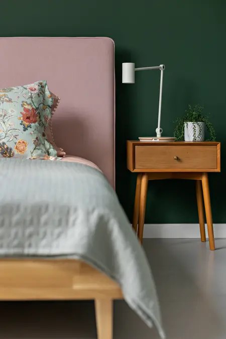 Sypialnia z różowym łóżkiem, zieloną ścianą oraz dodatkami w stylu art deco, boho, glamour.