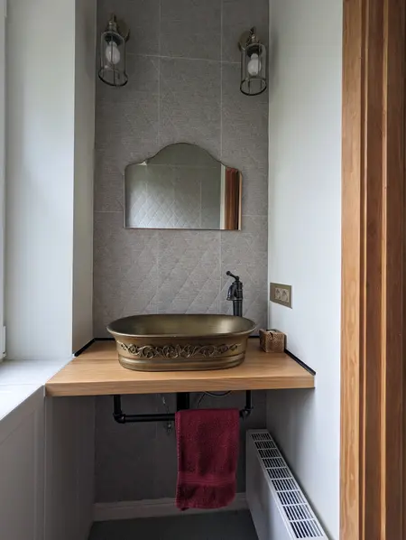 Mała łazienka z umywalką w stylu boho, rustykalnym i skandynawskim