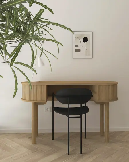 Minimalistyczne biuro w stylu japandi z drewnianym biurkiem i rośliną.