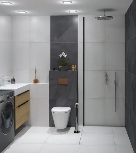 Zmodernizowana łazienka w stylu eklektycznym z szarymi płytkami i drewnianymi detalami.