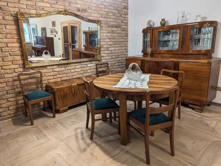 Jadalnia w stylu boho, eklektycznym i rustykalnym z drewnianym stołem