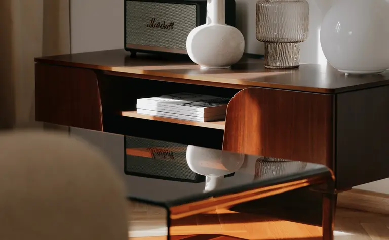 Wnętrze z drewnianym stolikiem, dekoracyjnymi wazonami i lampą, styl quiet luxury, soft minimalizm, vintage.