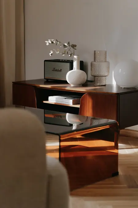 Wnętrze z drewnianym stolikiem, dekoracyjnymi wazonami i lampą, styl quiet luxury, soft minimalizm, vintage.