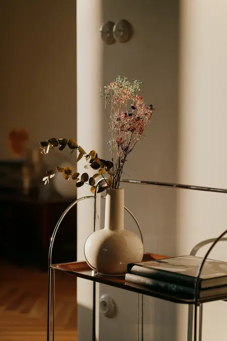 Stolik z wazonem i suszonymi roślinami w stylu quiet luxury, soft minimalizm, vintage.