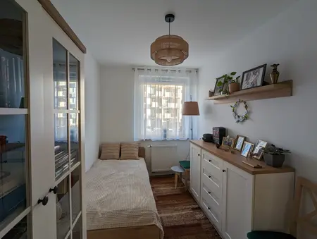 Wnętrze pokoju z elementami art deco, prowansalskimi i skandynawskimi.