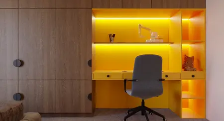 Wnętrze biura z industrialnym i minimalistycznym designem, drewniane meble, żółte akcenty.
