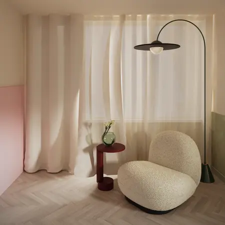 Wnętrze z minimalistycznym fotelem i delikatnymi zasłonami w stylu dopamine decor i vintage