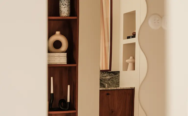 Wnętrze z drewnianymi meblami i akcesoriami w stylu quiet luxury, soft minimalizm, vintage.