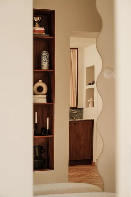 Wnętrze z drewnianymi meblami i akcesoriami w stylu quiet luxury, soft minimalizm, vintage.