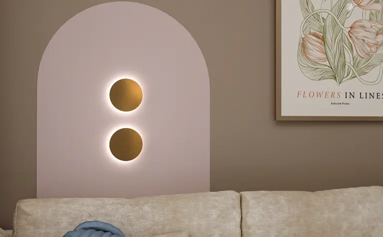 Nowoczesne wnętrze z beżową sofą i sztuką ścienną w stylu glamour.