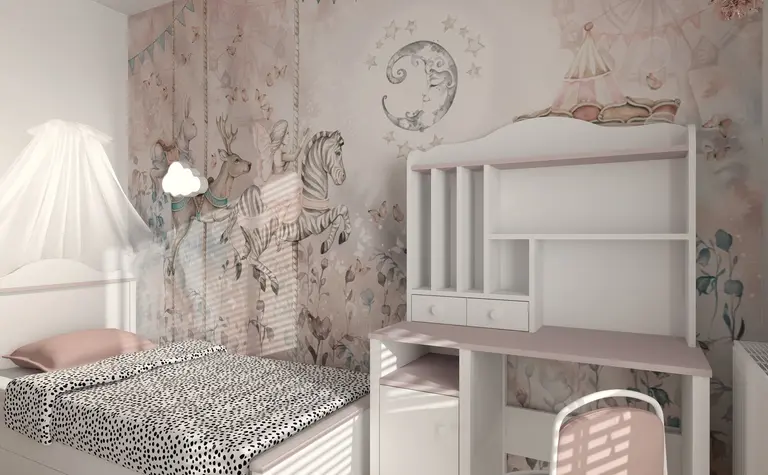 Pokój dziecięcy z eklektycznym wystrojem, różowymi detalami i tapetą z motywem zwierząt.