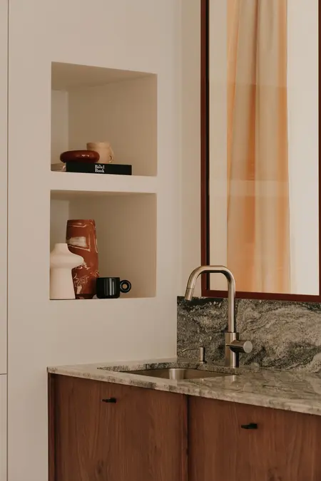 Wnętrze kuchni z elementami quiet luxury, soft minimalizm i vintage.