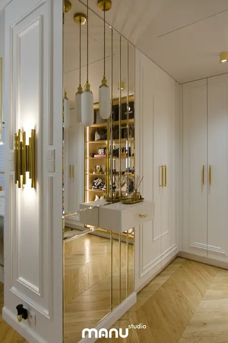 Przedpokój z białymi meblami, drewnianą podłogą i lustrami w stylach nowoczesnym, quiet luxury, tradycyjnym i współczesnym.