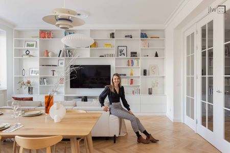 Wnętrze salonu w stylu eklektycznym z elementami vintage, quiet luxury i skandynawskim.